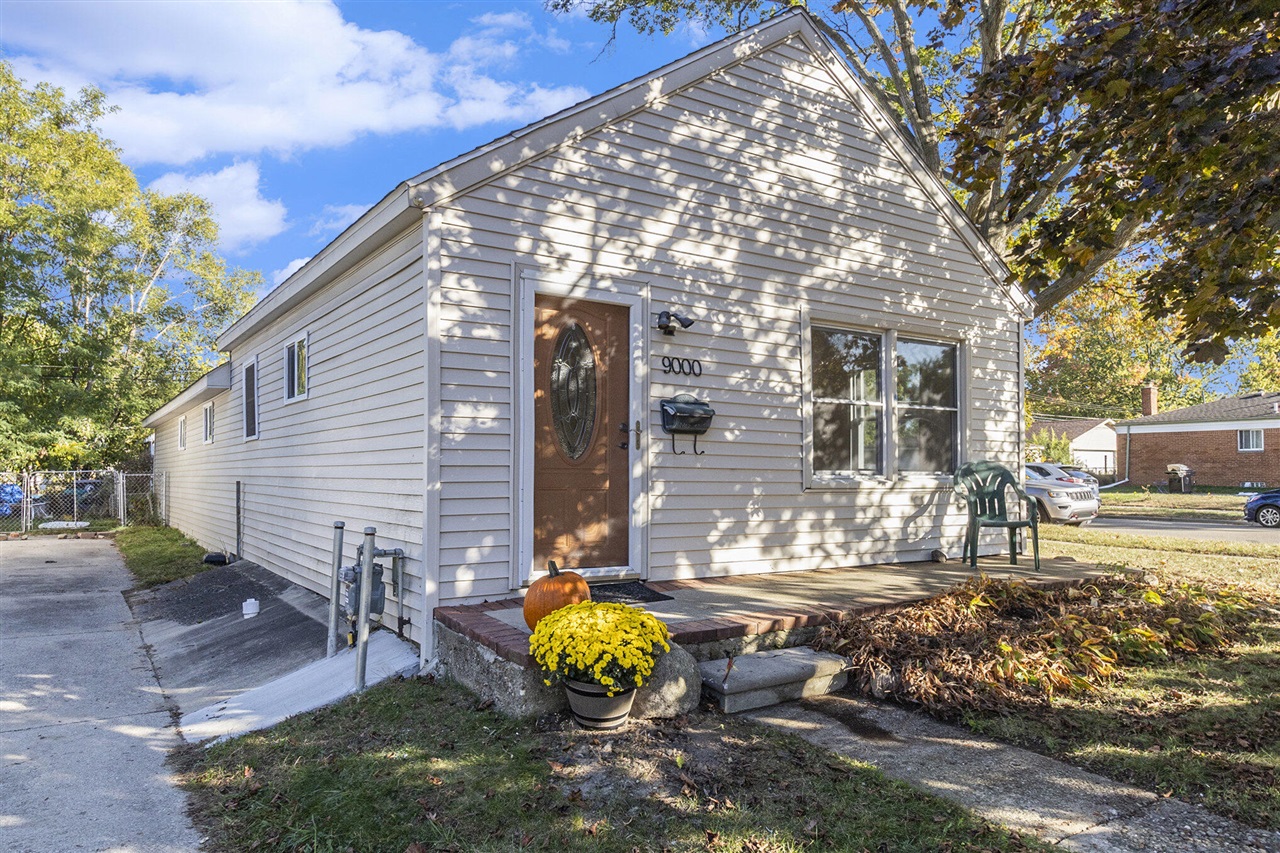 Homes for sale in Livonia, MI | 9000 Beatrice St, Livonia, MI 48150 | MLS# 70500127