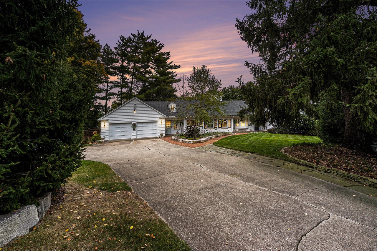 Homes for sale in Kalamazoo, MI | 2433 Oakland Dr, Kalamazoo, MI 49008 | MLS# 70500431