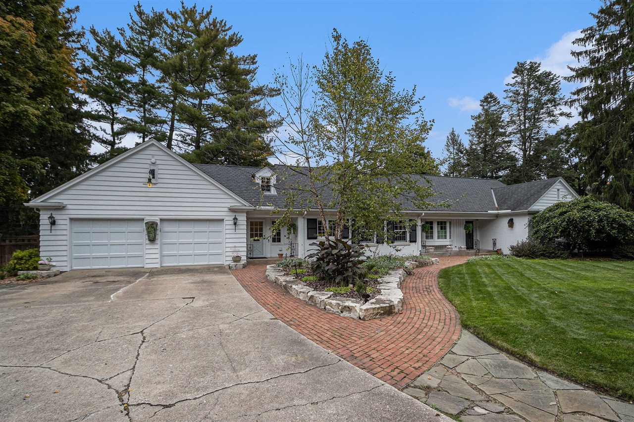 Homes for sale in Kalamazoo, MI | 2433 Oakland Dr, Kalamazoo, MI 49008 | MLS# 70500431