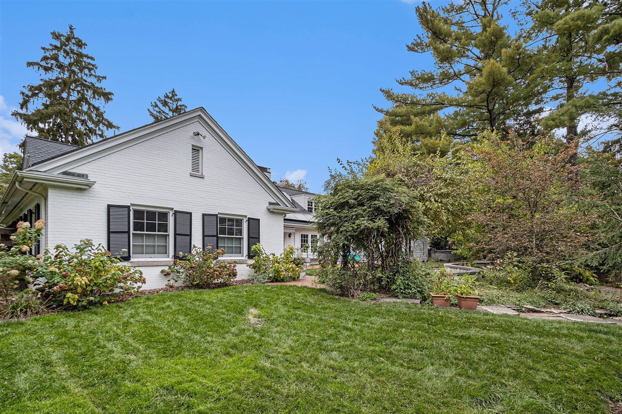 Homes for sale in Kalamazoo, MI | 2433 Oakland Dr, Kalamazoo, MI 49008 | MLS# 70500431