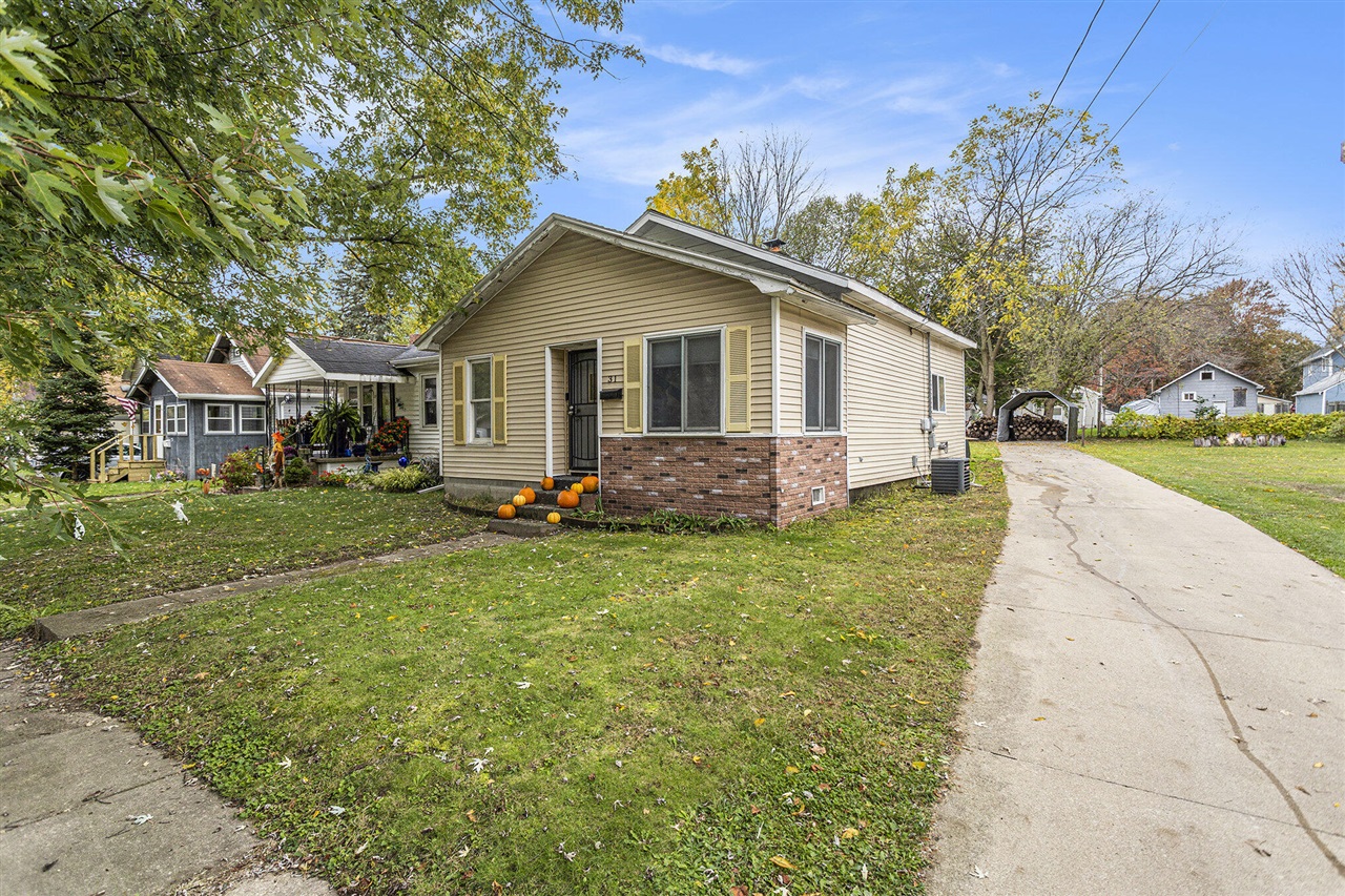 Homes for sale in Battle Creek, MI | 31 Oxford St, Battle Creek, MI 49017 | MLS# 70500817