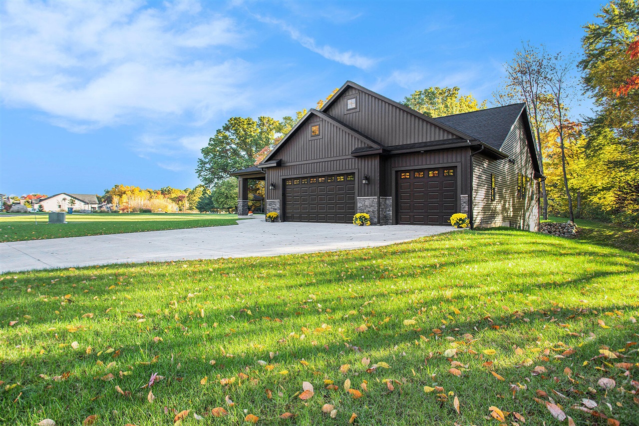 Homes for sale in Kalamazoo, MI | 8060 Hunters Xing, Kalamazoo, MI 49009 | MLS# 70501065