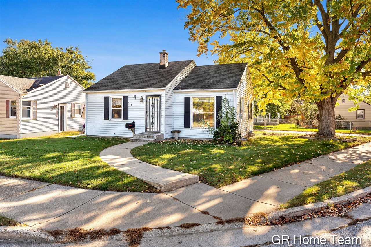 Homes for sale in Wyoming, MI | 3148 Stratford Dr, Wyoming, MI 49509 | MLS# 70502129