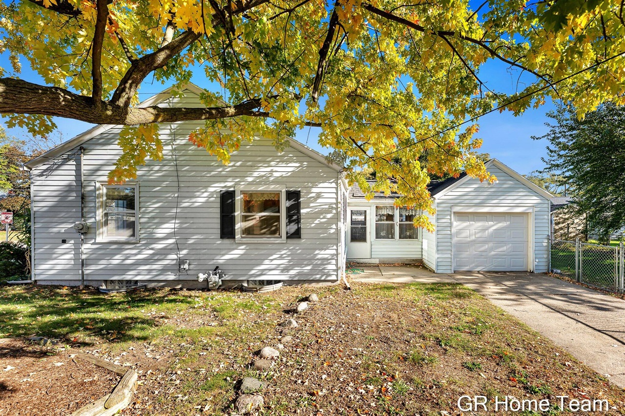 Homes for sale in Wyoming, MI | 3148 Stratford Dr, Wyoming, MI 49509 | MLS# 70502129