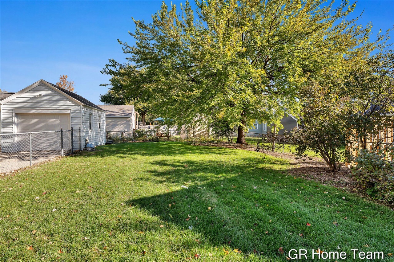 Homes for sale in Wyoming, MI | 3148 Stratford Dr, Wyoming, MI 49509 | MLS# 70502129