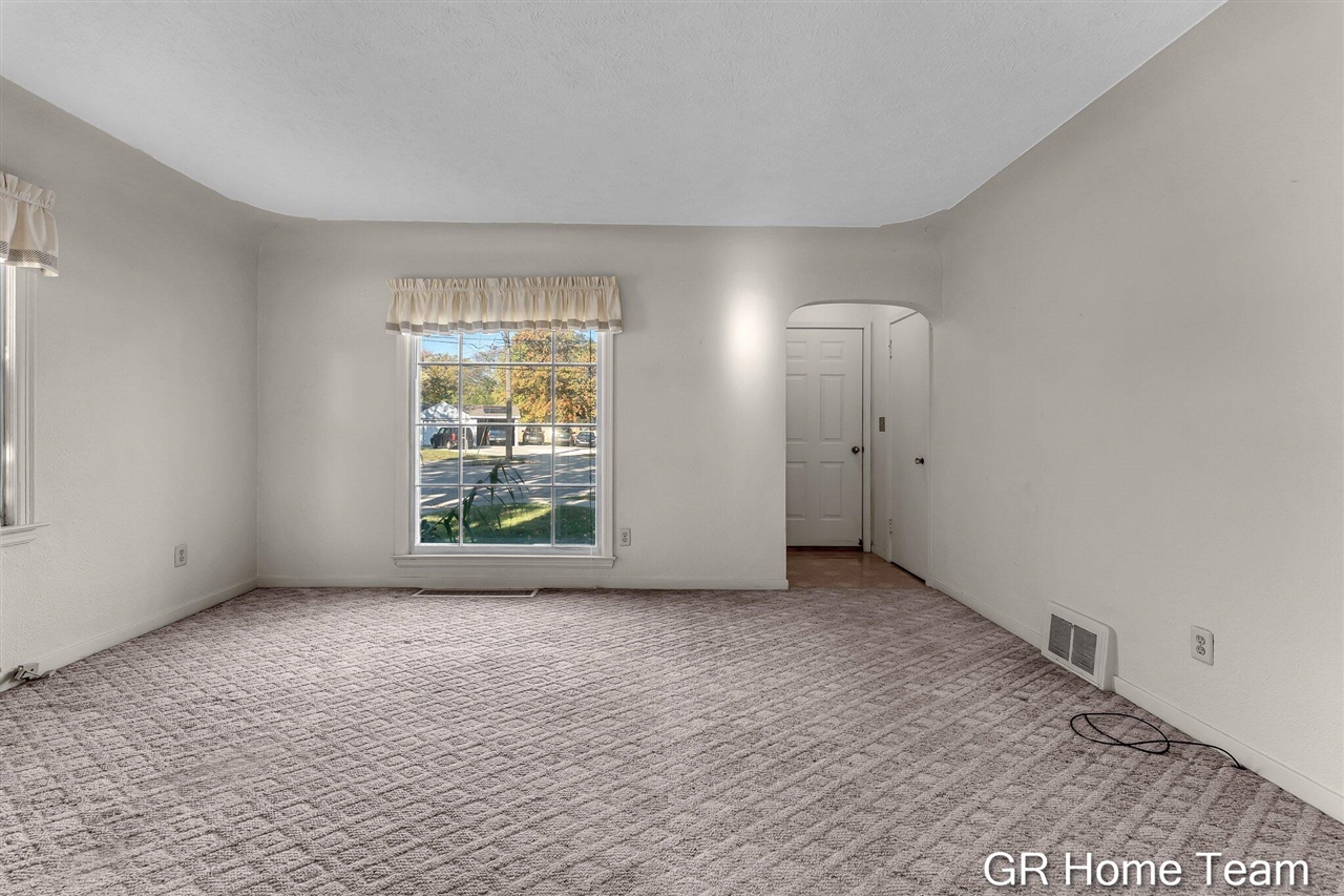 Homes for sale in Wyoming, MI | 3148 Stratford Dr, Wyoming, MI 49509 | MLS# 70502129