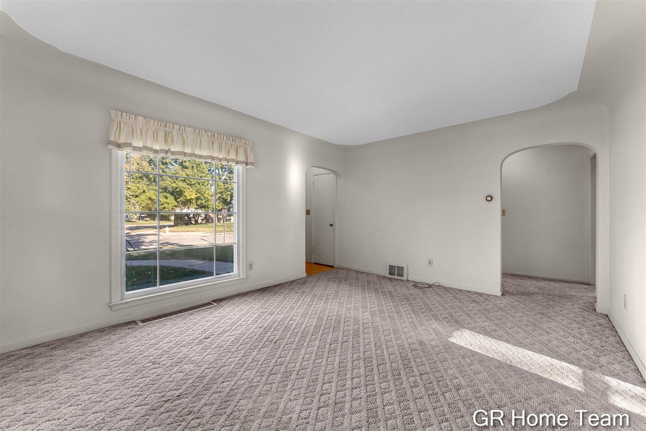 Homes for sale in Wyoming, MI | 3148 Stratford Dr, Wyoming, MI 49509 | MLS# 70502129