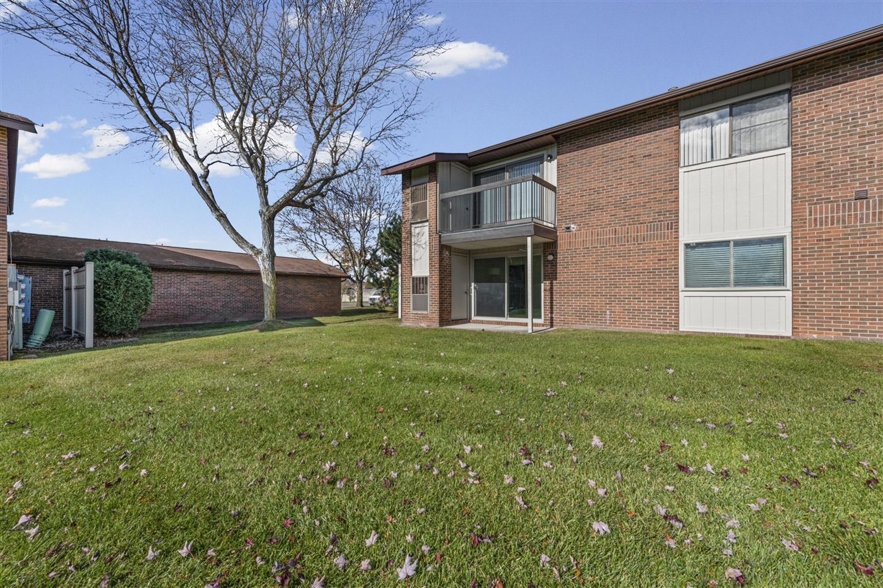 Homes for sale in Livonia, MI | 33735 Pondview Cir #164, Livonia, MI 48152 | MLS# 70502151