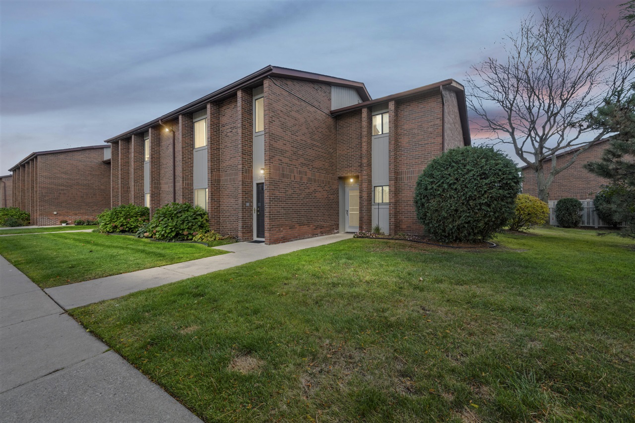 Homes for sale in Livonia, MI | 33735 Pondview Cir #164, Livonia, MI 48152 | MLS# 70502151