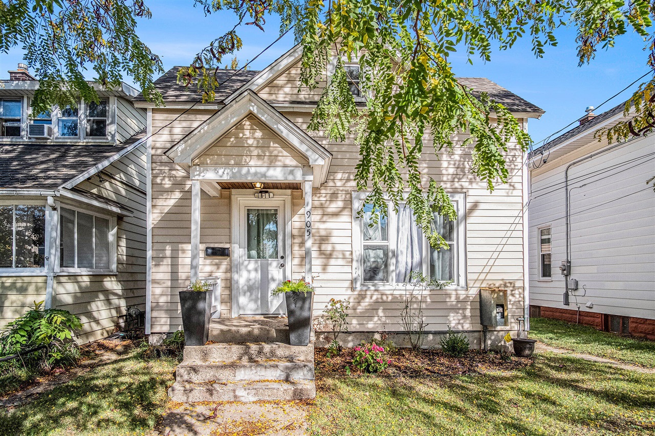 Homes for sale in Grand Rapids, MI | 905 Nw Courtney St, Grand Rapids, MI 49504 | MLS# 70502193