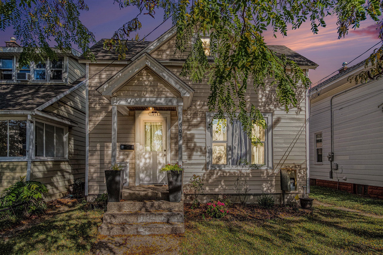 Homes for sale in Grand Rapids, MI | 905 Nw Courtney St, Grand Rapids, MI 49504 | MLS# 70502193