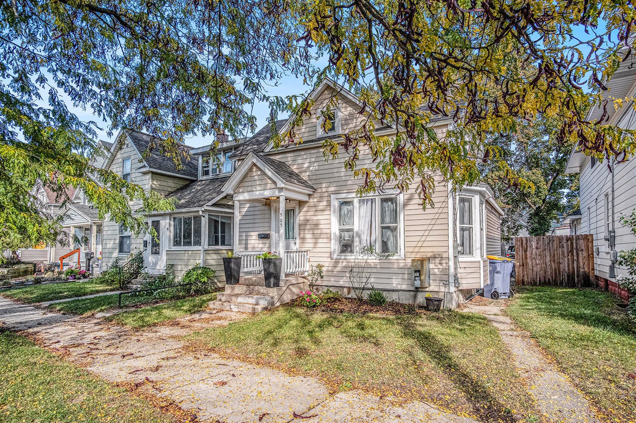 Homes for sale in Grand Rapids, MI | 905 Nw Courtney St, Grand Rapids, MI 49504 | MLS# 70502193