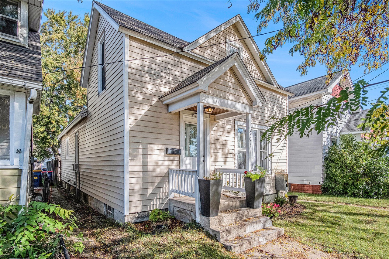 Homes for sale in Grand Rapids, MI | 905 Nw Courtney St, Grand Rapids, MI 49504 | MLS# 70502193