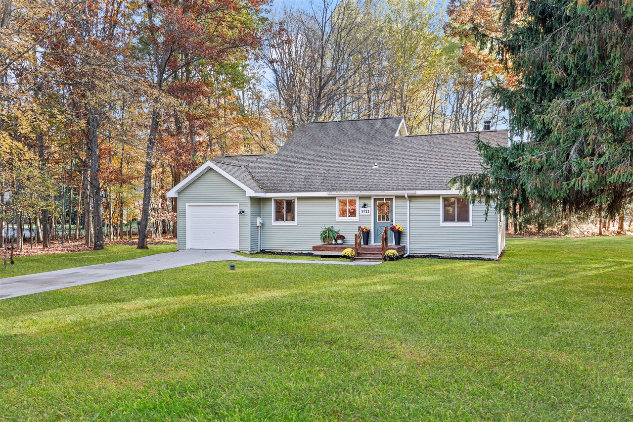 Homes for sale in Canadian Lakes, MI | 9721 Willow Rd, Canadian Lakes, MI 49346 | MLS# 70502436