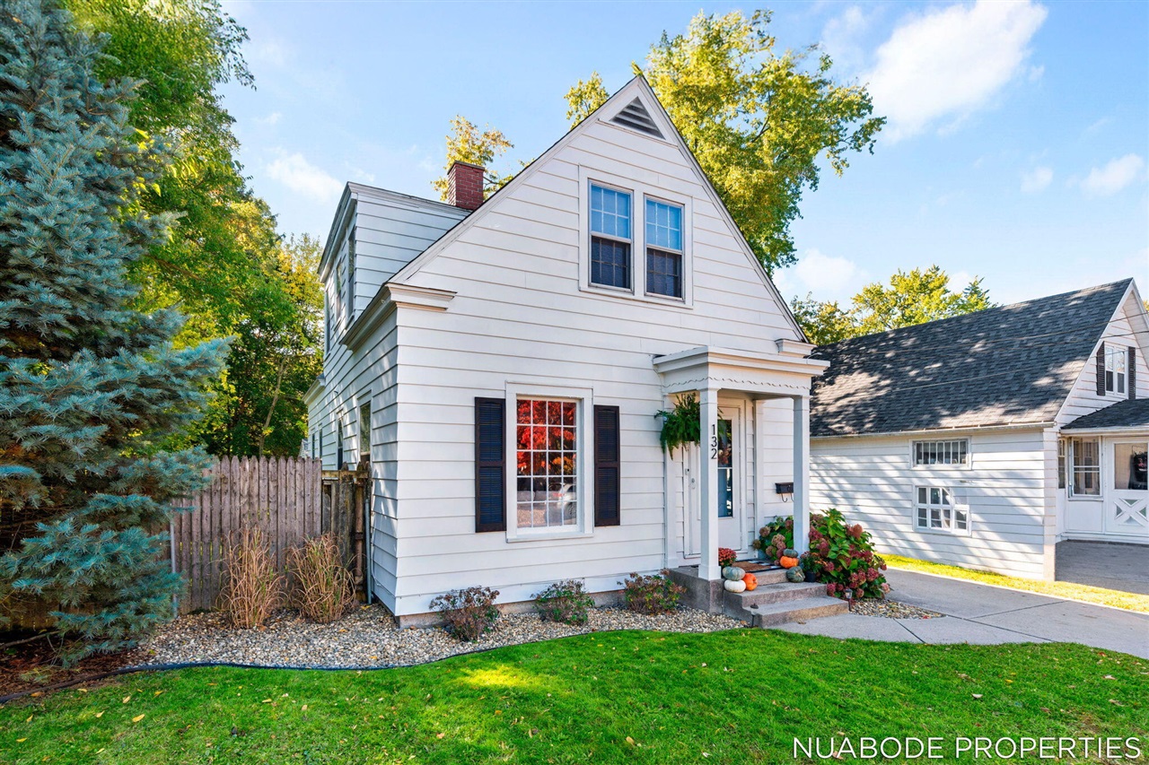 Homes for sale in Grand Rapids, MI | 132 Graceland St, Grand Rapids, MI 49505 | MLS# 70503367