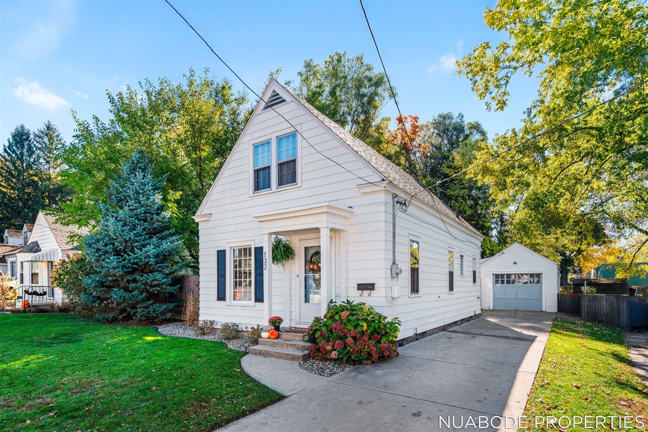 Homes for sale in Grand Rapids, MI | 132 Graceland St, Grand Rapids, MI 49505 | MLS# 70503367