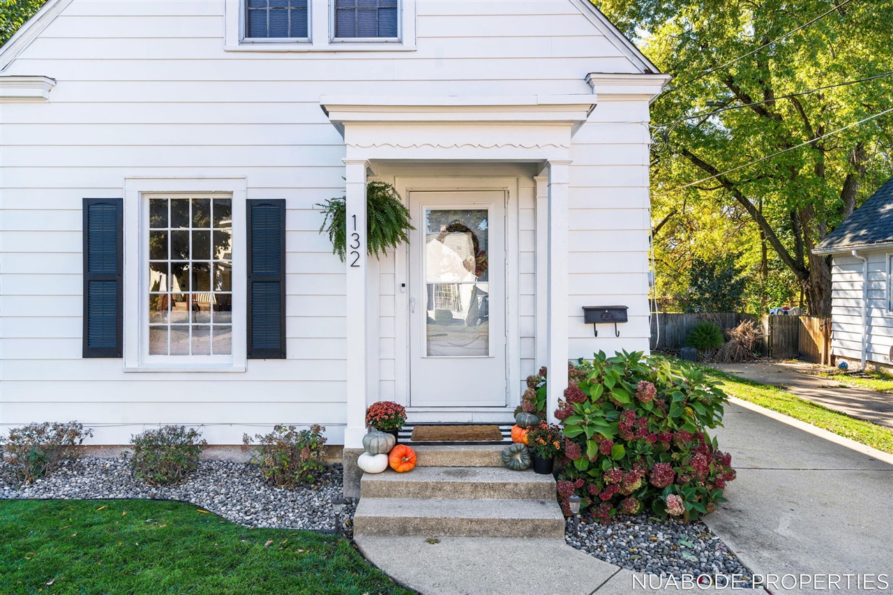 Homes for sale in Grand Rapids, MI | 132 Graceland St, Grand Rapids, MI 49505 | MLS# 70503367