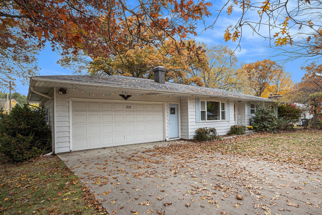 Homes for sale in Gobles, MI | 305 Orchard Cir, Gobles, MI 49055 | MLS# 70503395