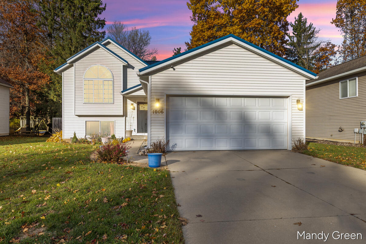 Homes for sale in Greenville, MI | 1006 Sprucewood Dr, Greenville, MI 48838 | MLS# 70503572
