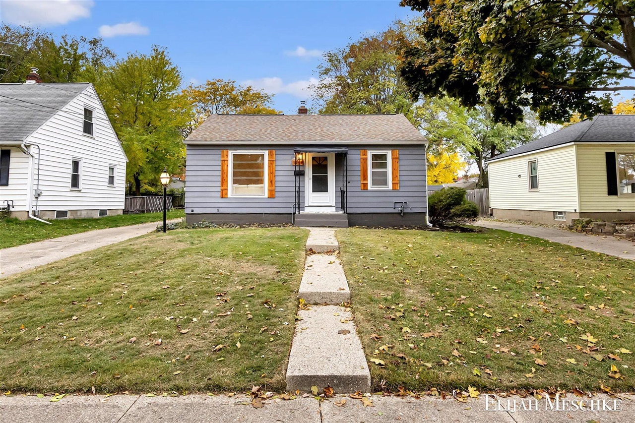 Homes for sale in Wyoming, MI | 3241 Birchwood Ave, Wyoming, MI 49548 | MLS# 70503735