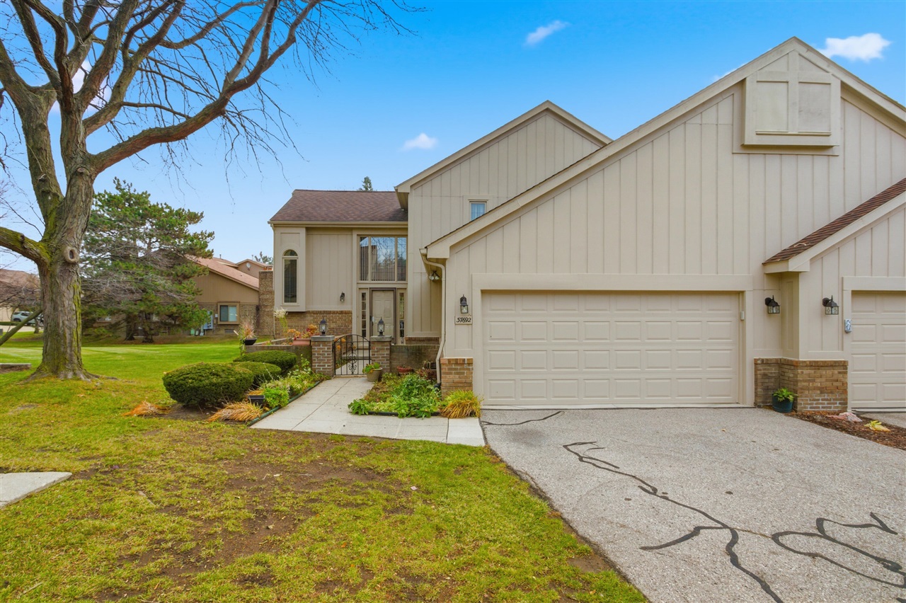 Homes for sale in Livonia, MI | 37692 N Laurel Park Dr, Livonia, MI 48152 | MLS# 70506088