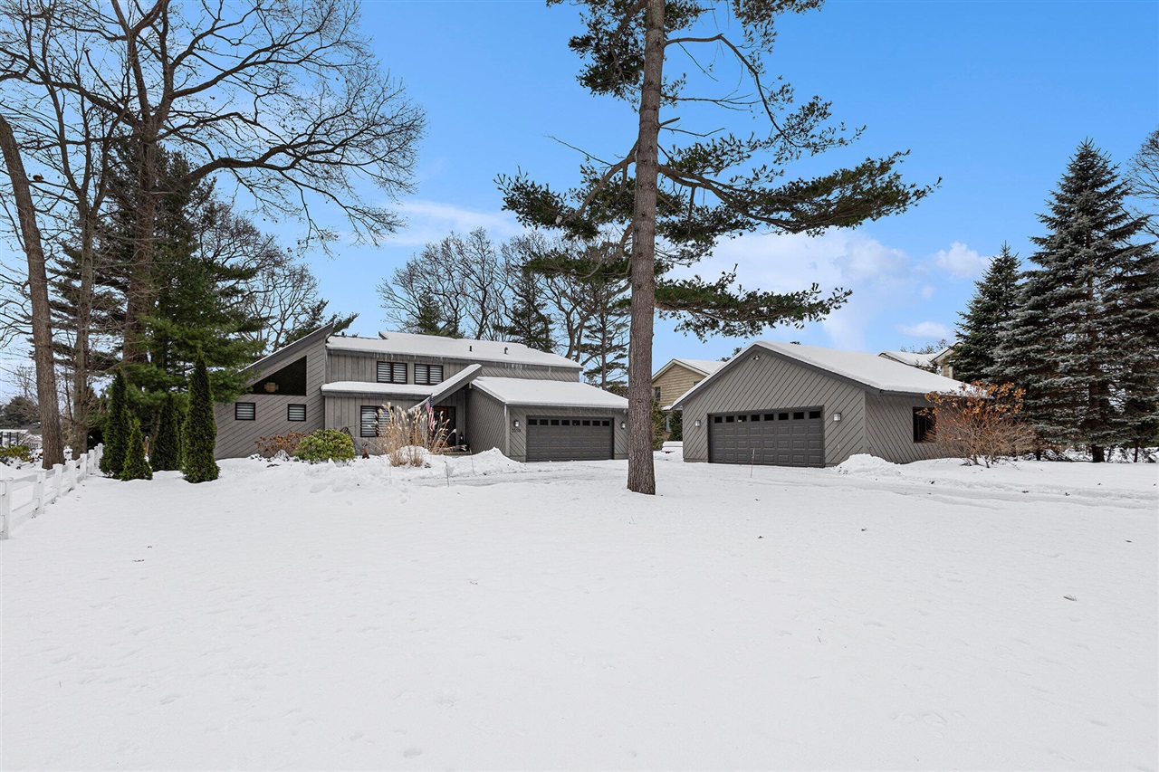 Homes for sale in Norton Shores, MI | 1559 Brookwood Dr, Norton Shores, MI 49441 | MLS# 70509000