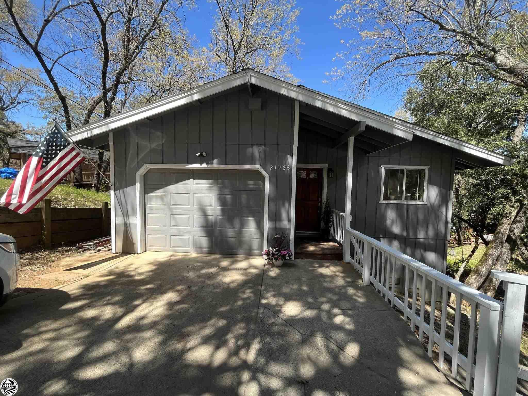 Photo of 21286 American River Dr in Sonora, CA