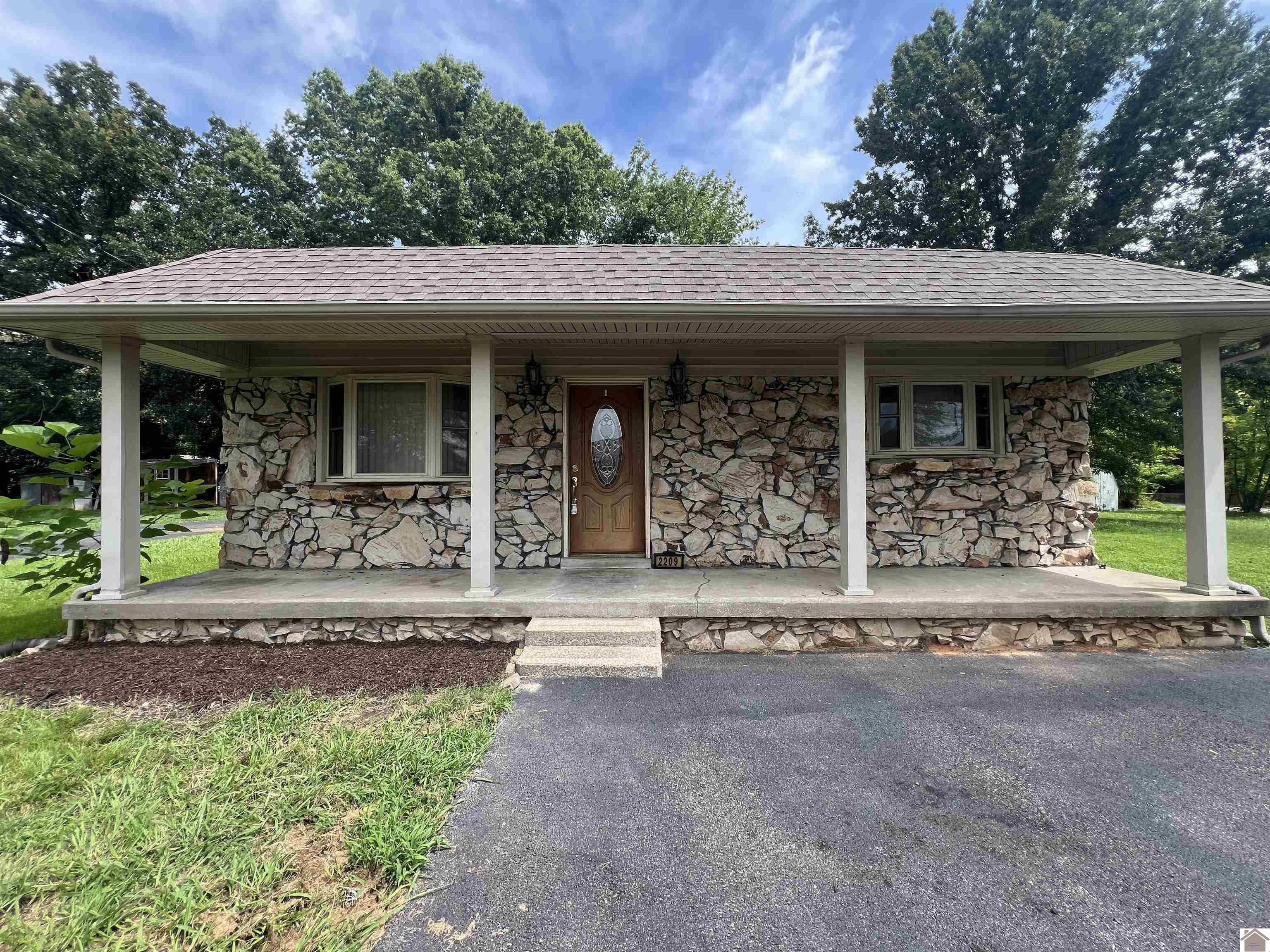 2209 S 28th Street Unit: 2215 S 28th Street