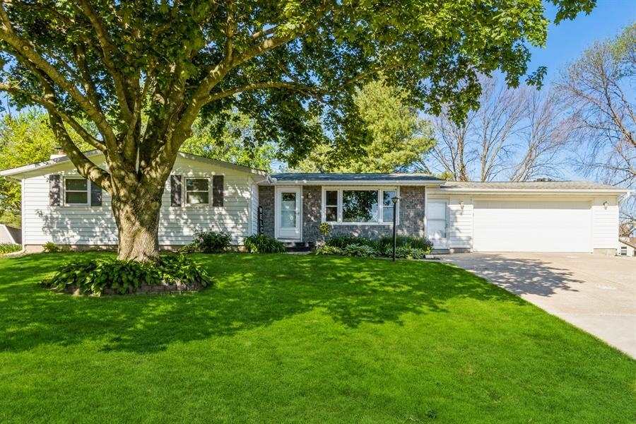8 Greenview Ct, West Branch, IA 52358