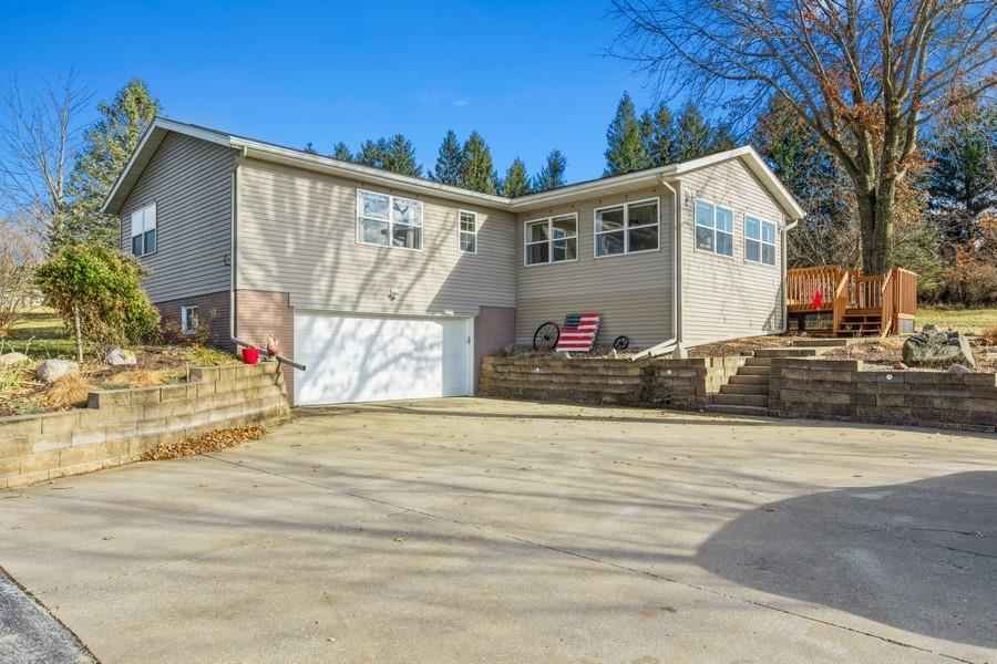 2460 Oakridge Rd NE, North Liberty, IA 52317