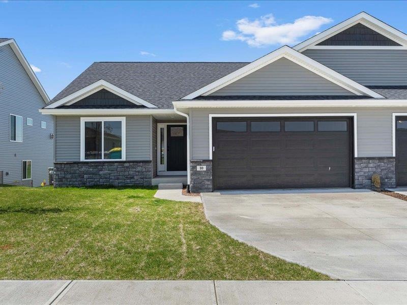 10 Lazy Brook Dr, West Branch, IA 52358