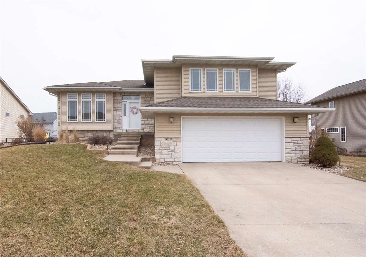 660 Broadmoor Dr, North Liberty, IA 52317