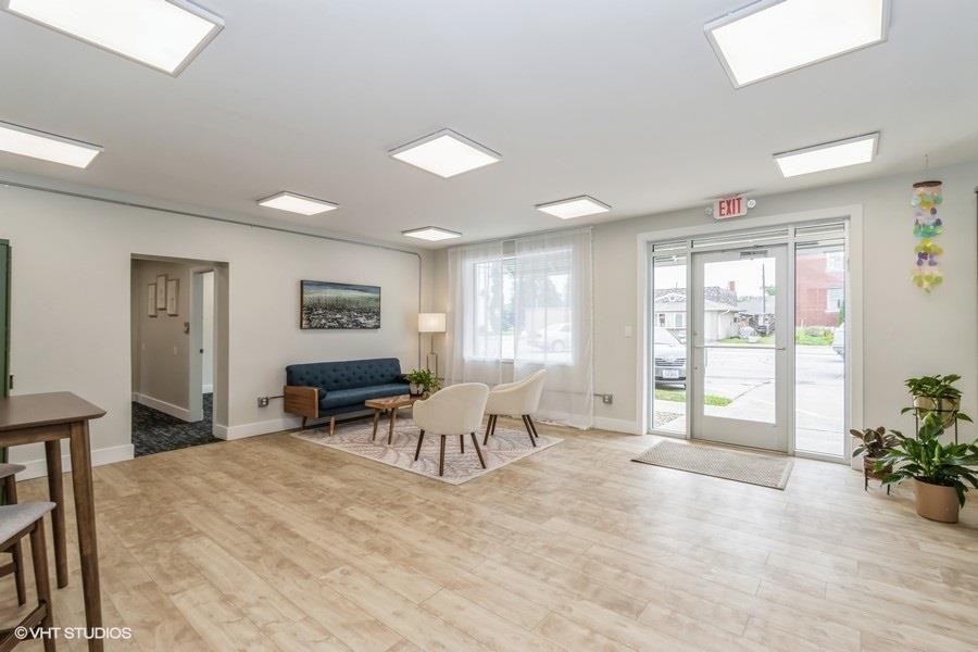 215 N Iowa Ave #1,4,5,6 Washington IA 52353