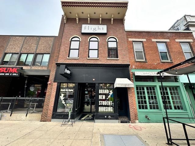 124 E Washington Street IA 52240