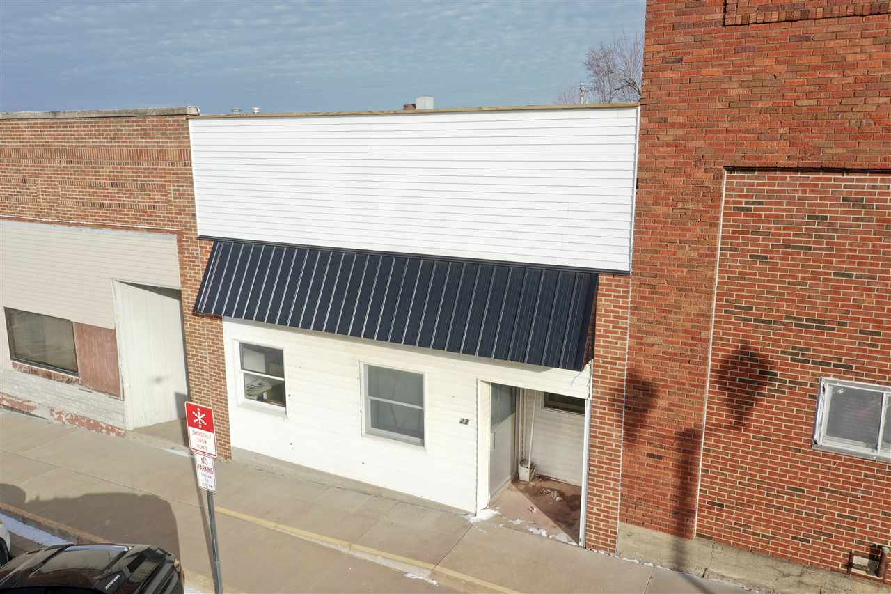 26 Main St Newhall IA 52315