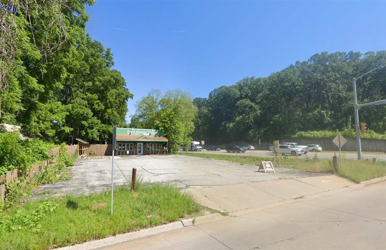 2 Rocky Shore Dr IowaCity IA 52246
