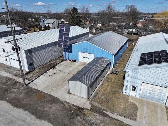 112 Oak St Hills IA 52327