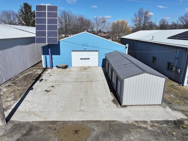 112 Oak St Hills IA 52327