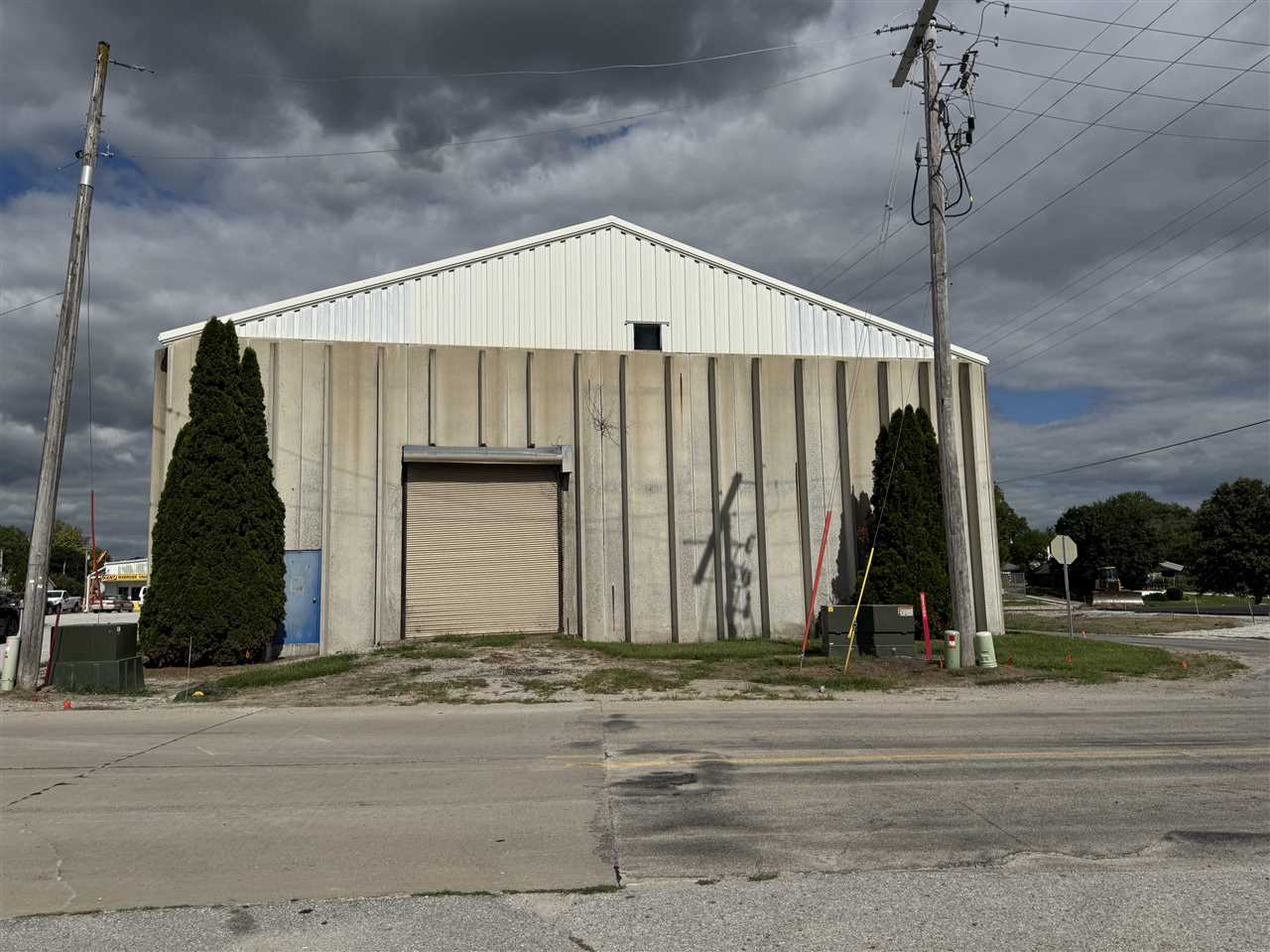 100 E River St IA 52327