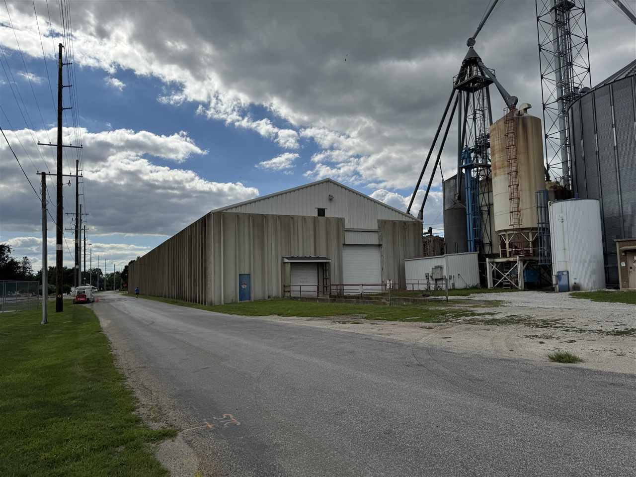 100 E River St IA 52327