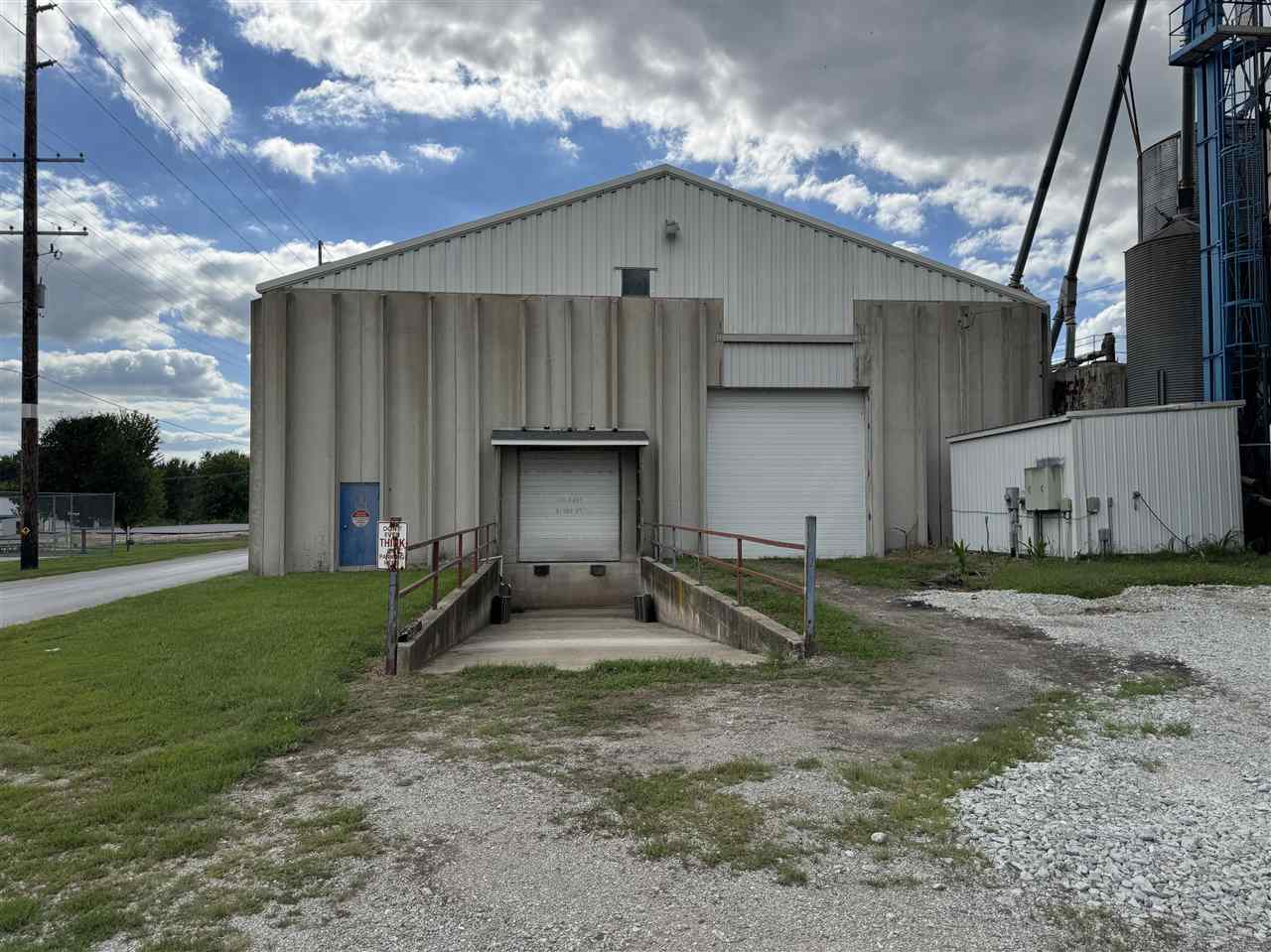 100 E River St IA 52327