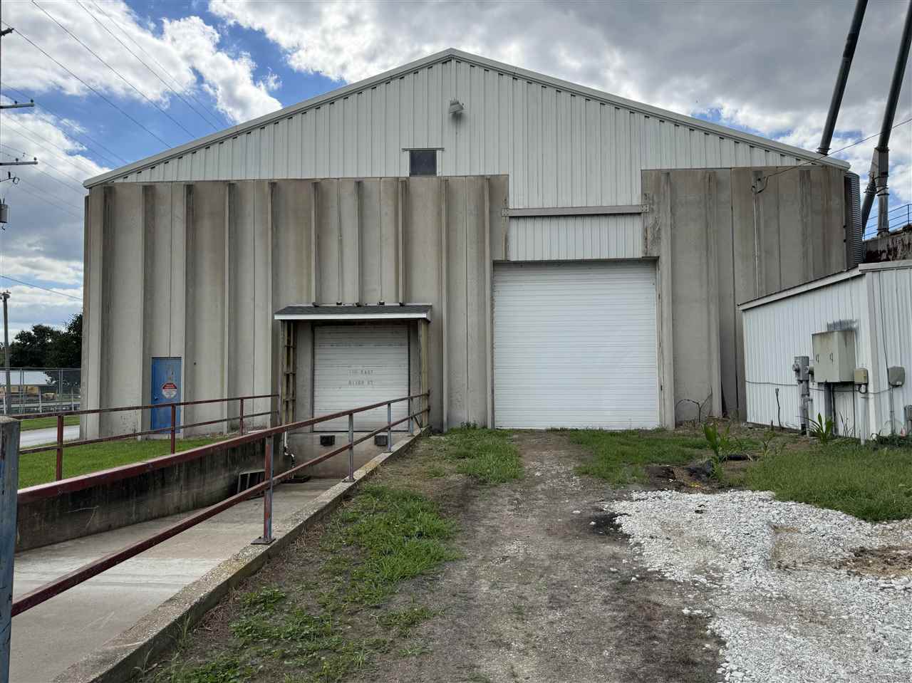 100 E River St IA 52327