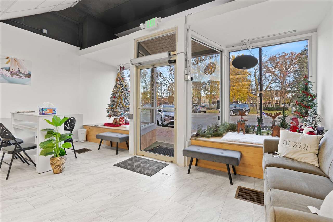 107 W Washington IA 52353