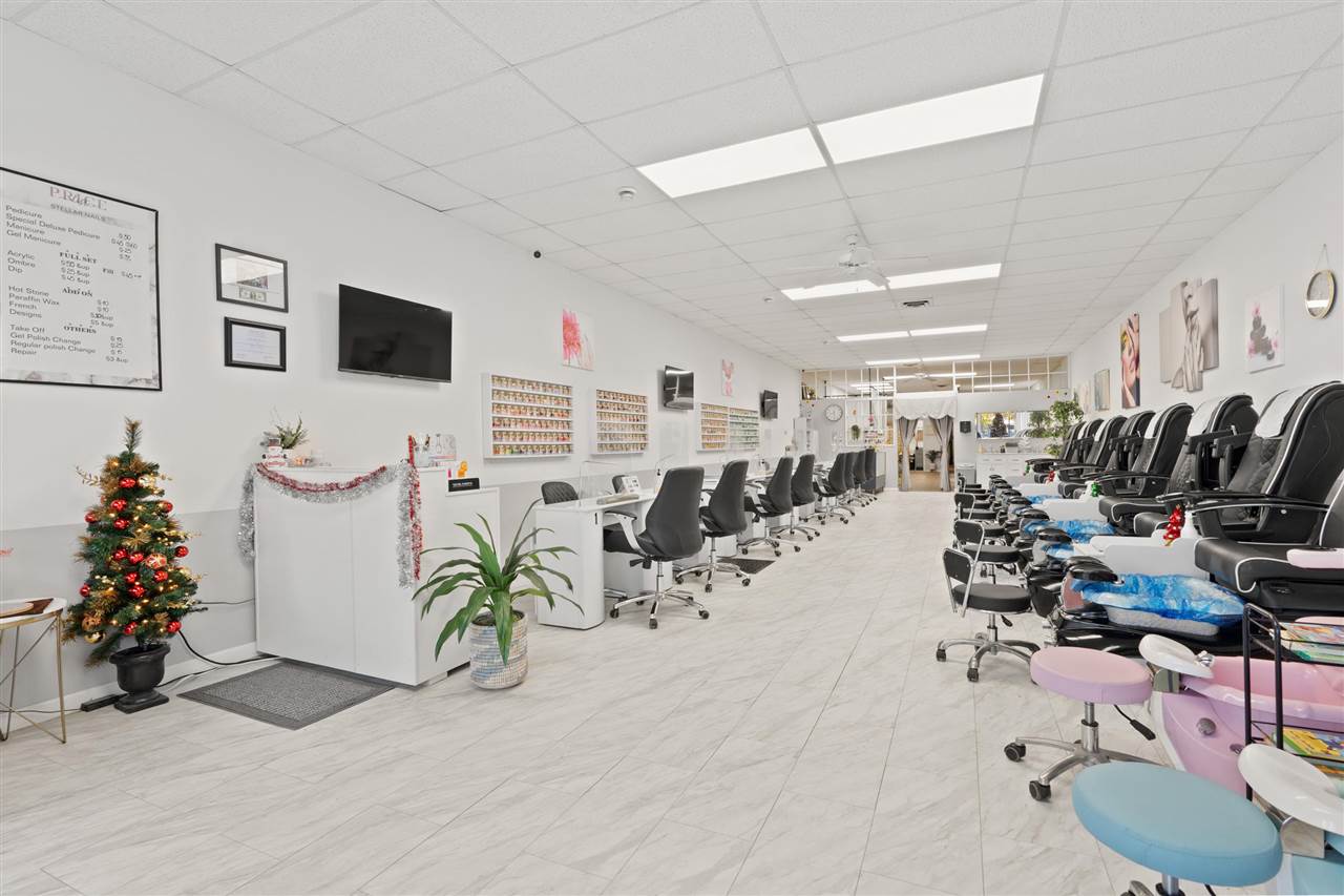 107 W Washington IA 52353