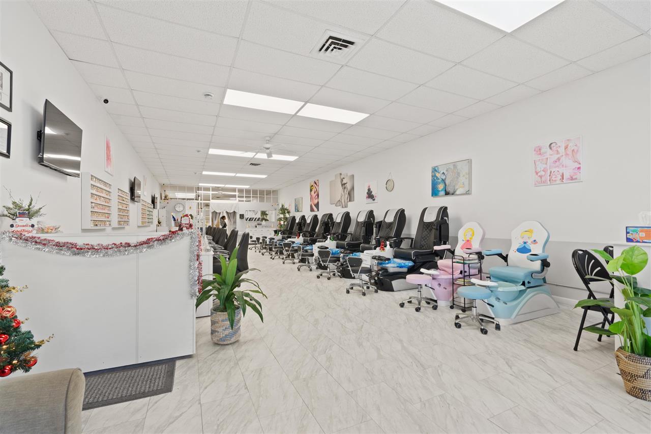 107 W Washington IA 52353
