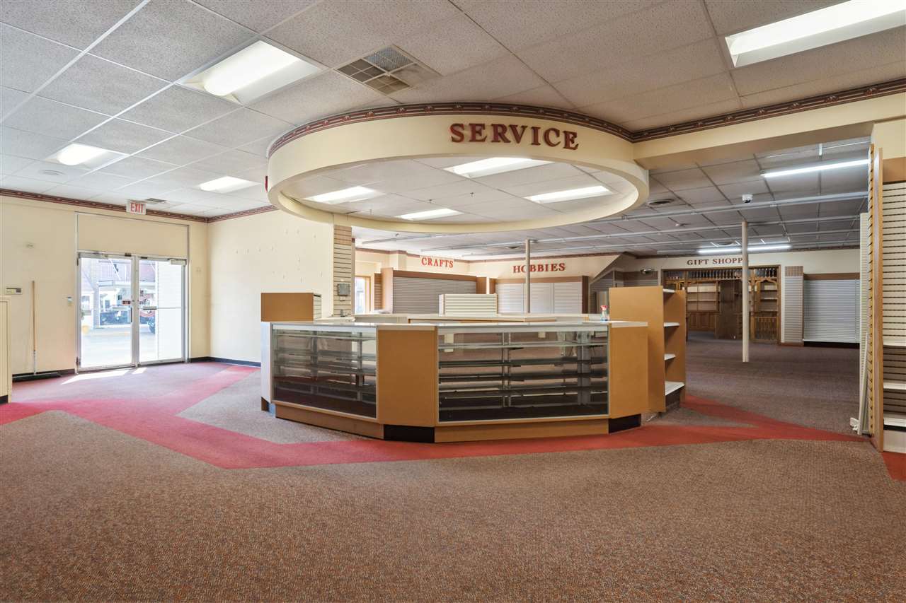 107 S Franklin St Manchester IA 52057