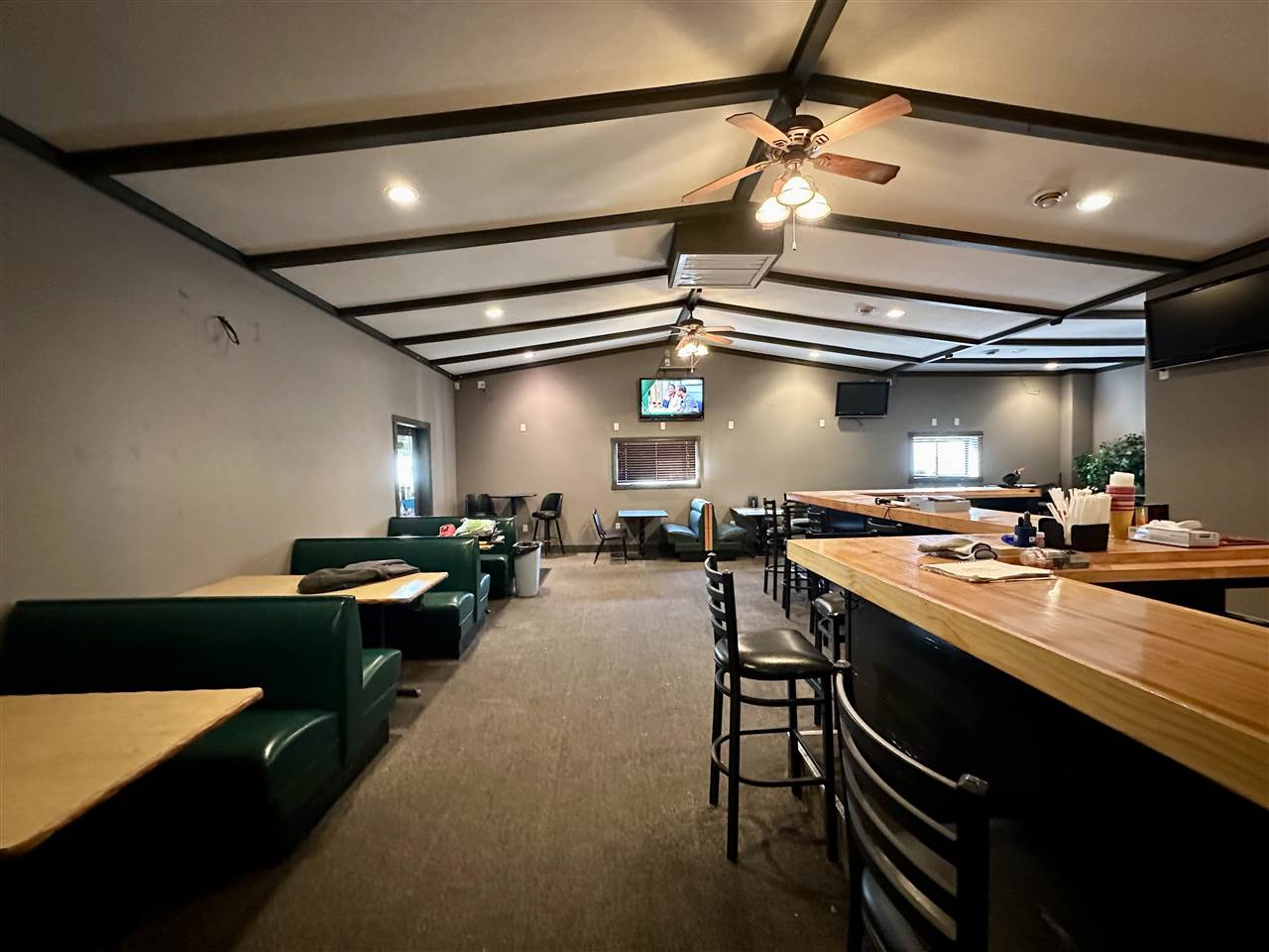 26 Main St Newhall IA 52315