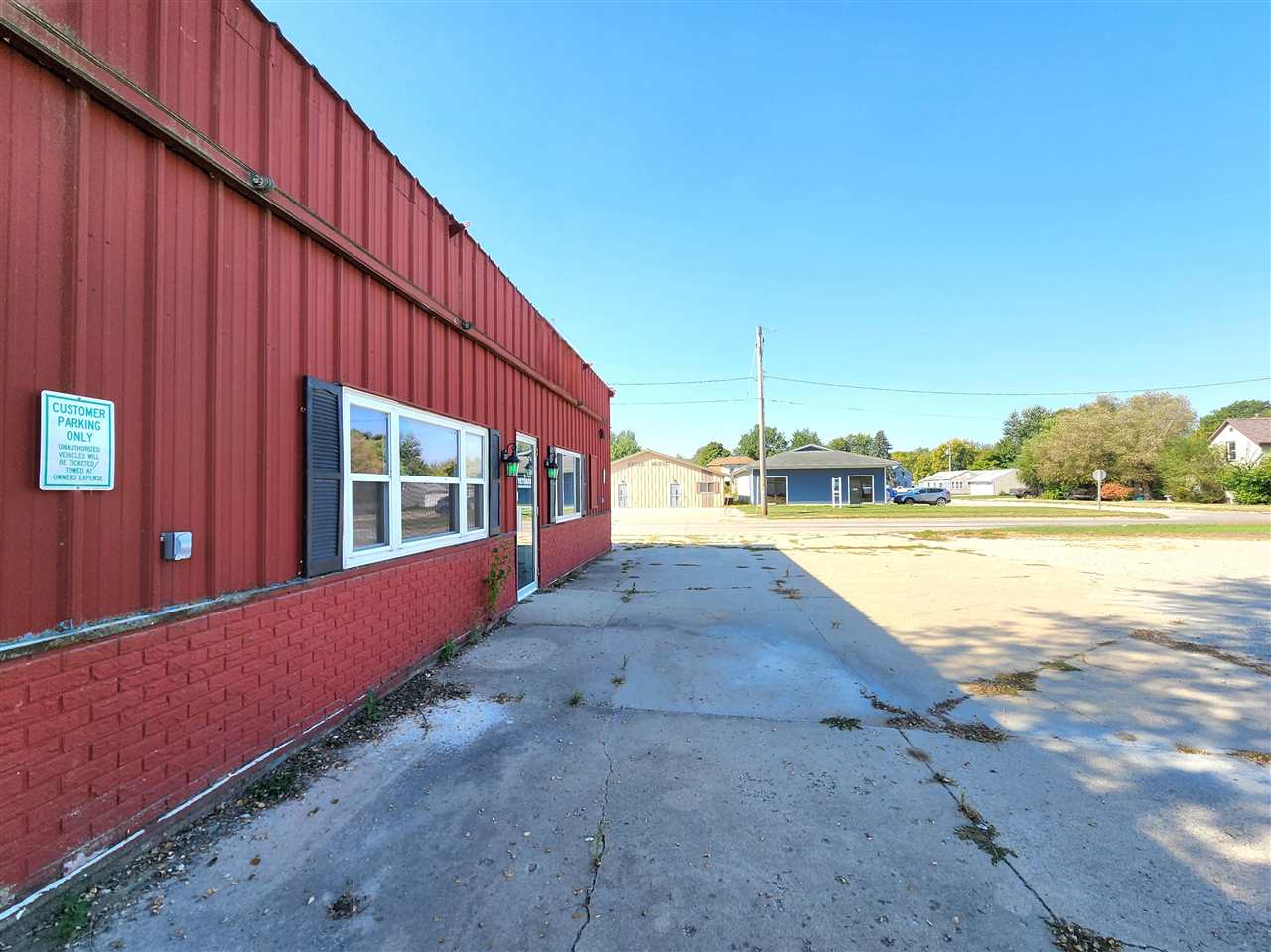 594 Eastern Ave Marengo IA 52301