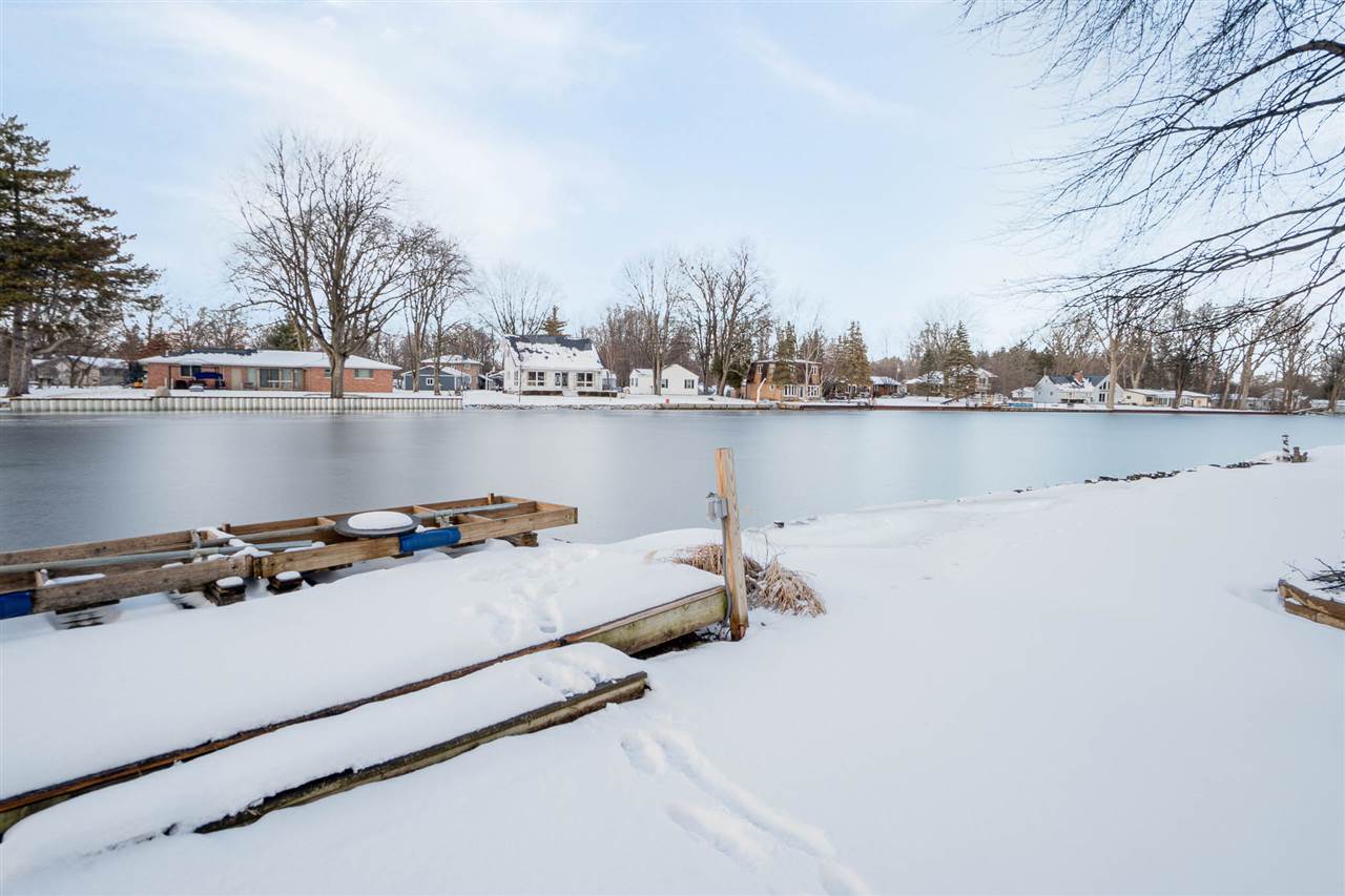 3717 KAWKAWLIN RIVER DR., BAY CITY, MI 48706