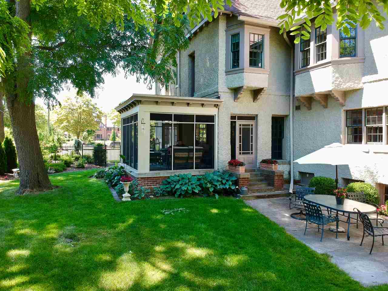 2221 CENTER AVE, BAY CITY, MI 48708